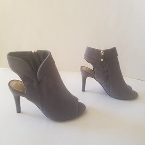 Comfort Grey Suede Peep-Toe Sandal Ankle Bootie  Size 8W